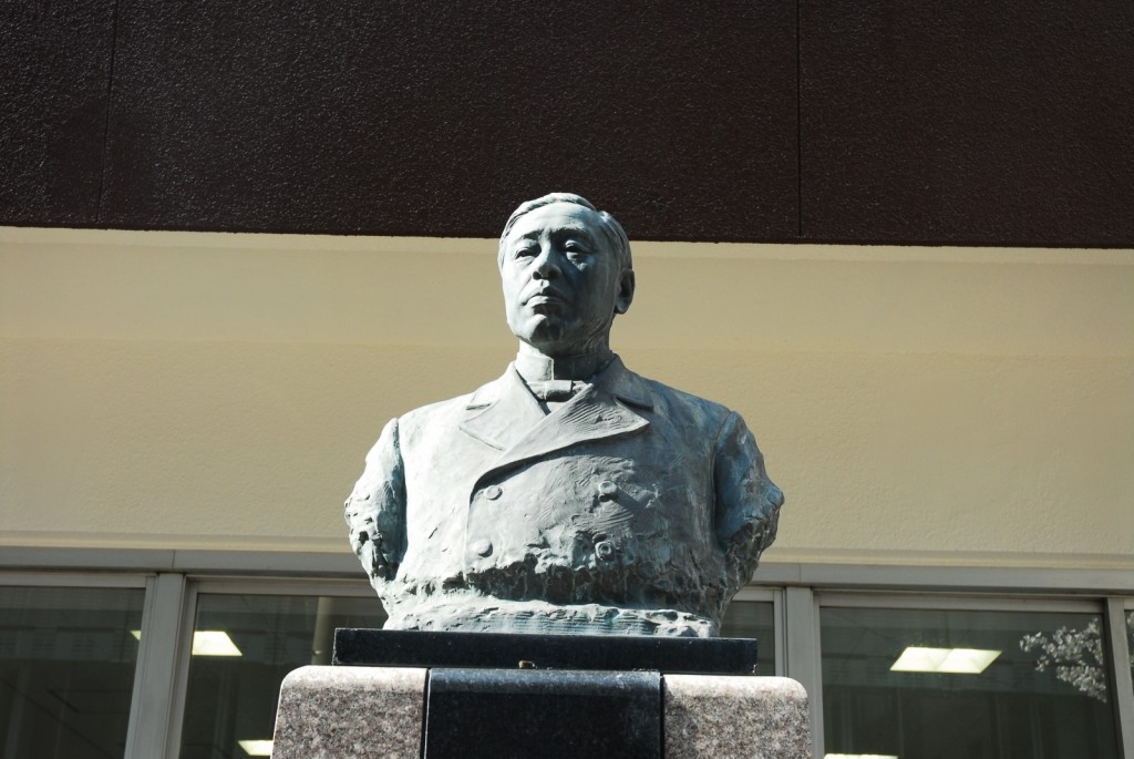 山田顕義像
